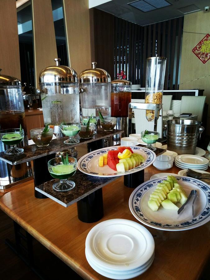 The L Hotel Entertainment Batam Extérieur photo