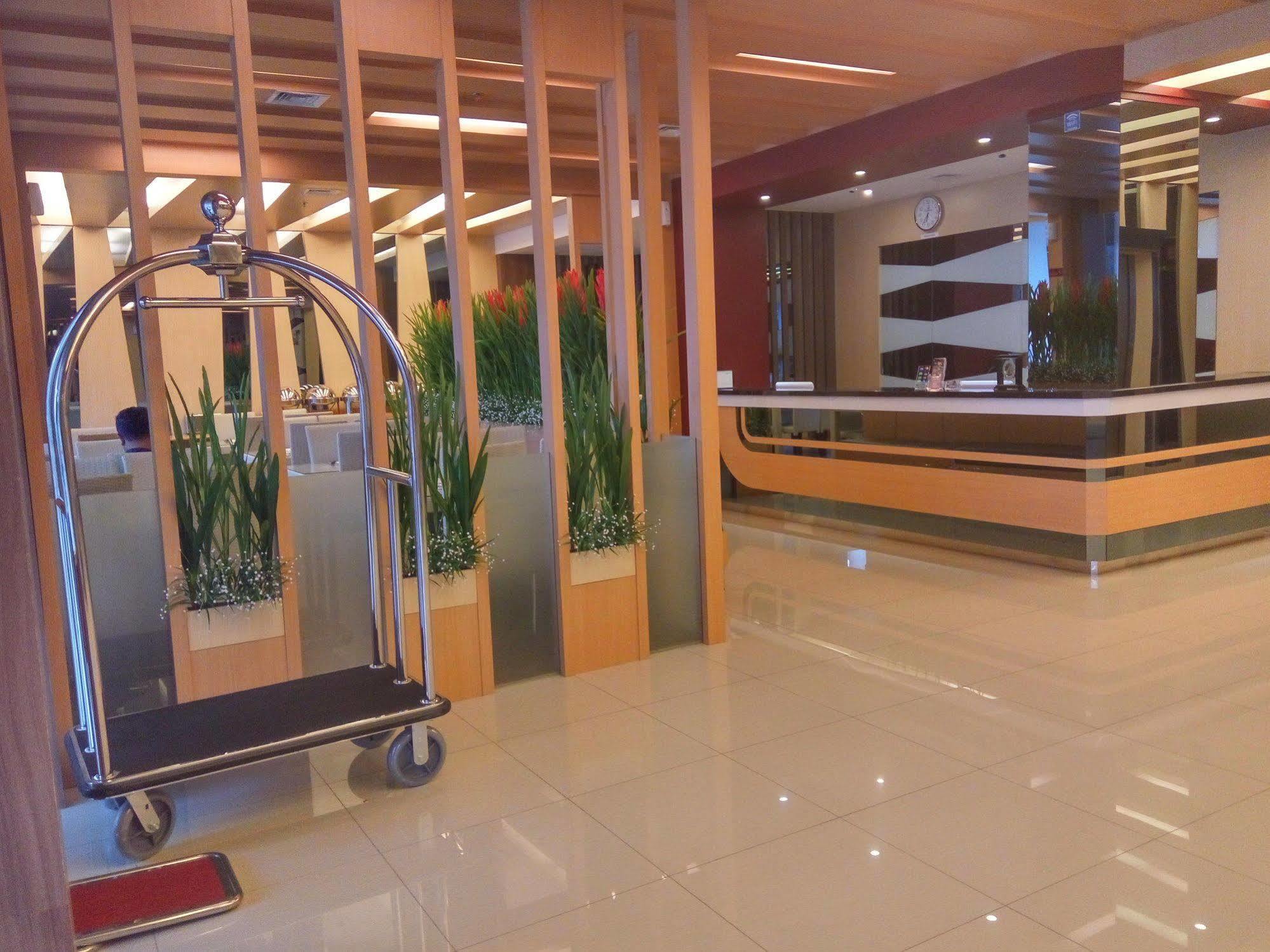 The L Hotel Entertainment Batam Extérieur photo