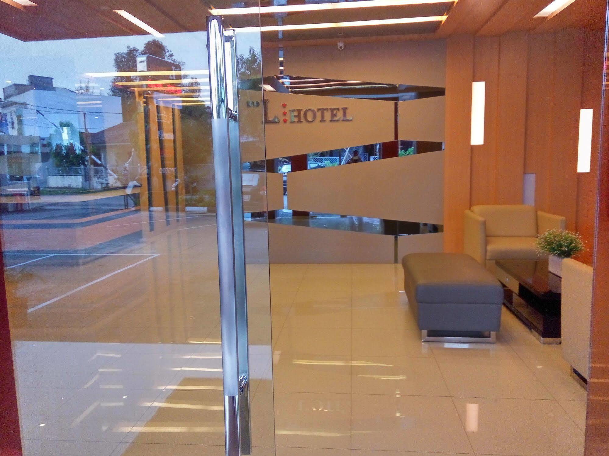 The L Hotel Entertainment Batam Extérieur photo
