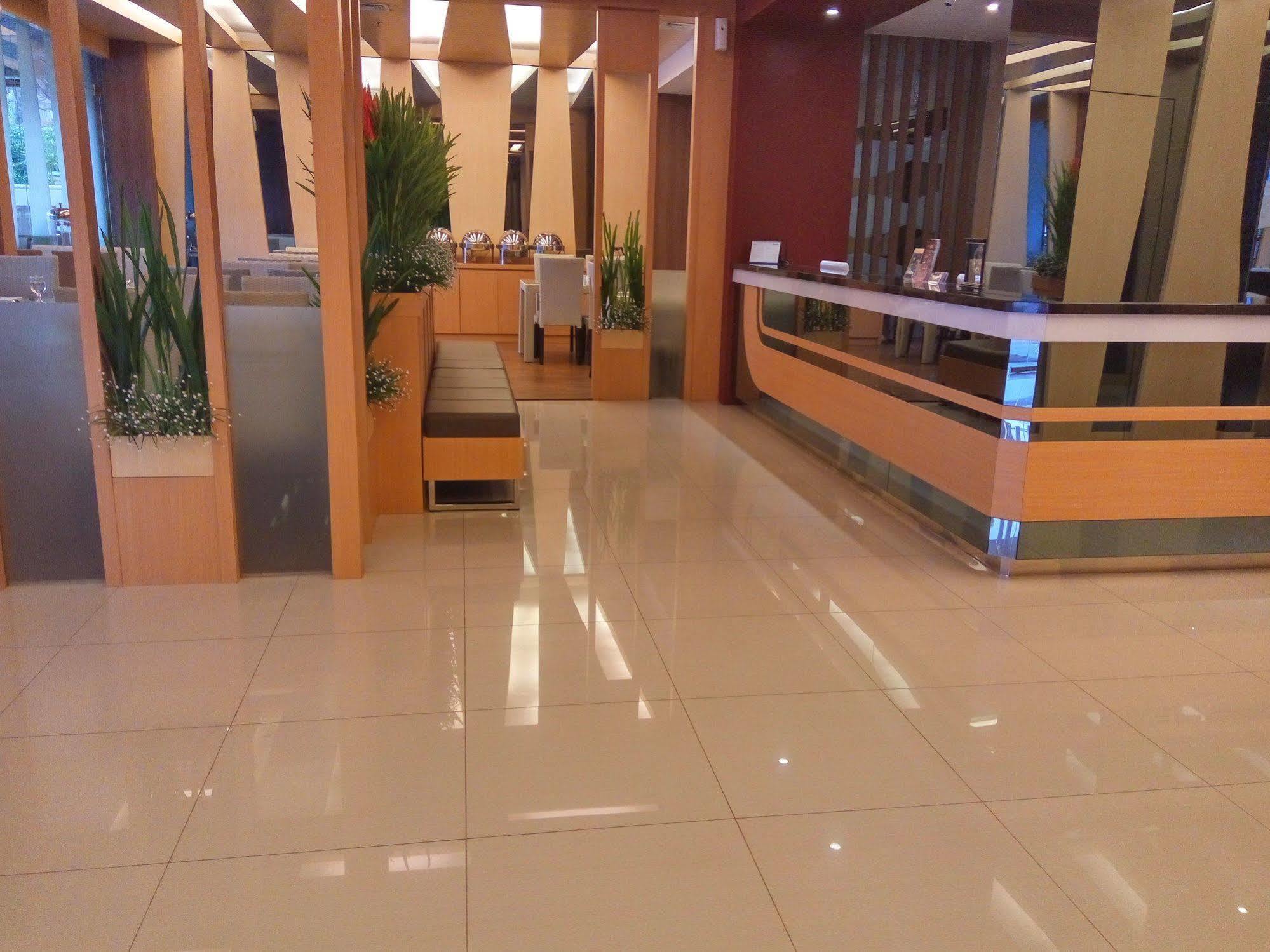 The L Hotel Entertainment Batam Extérieur photo