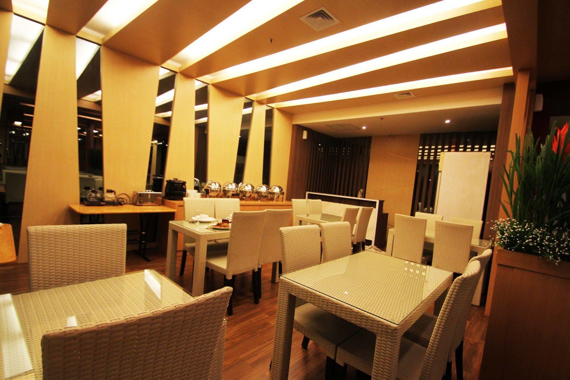 The L Hotel Entertainment Batam Extérieur photo