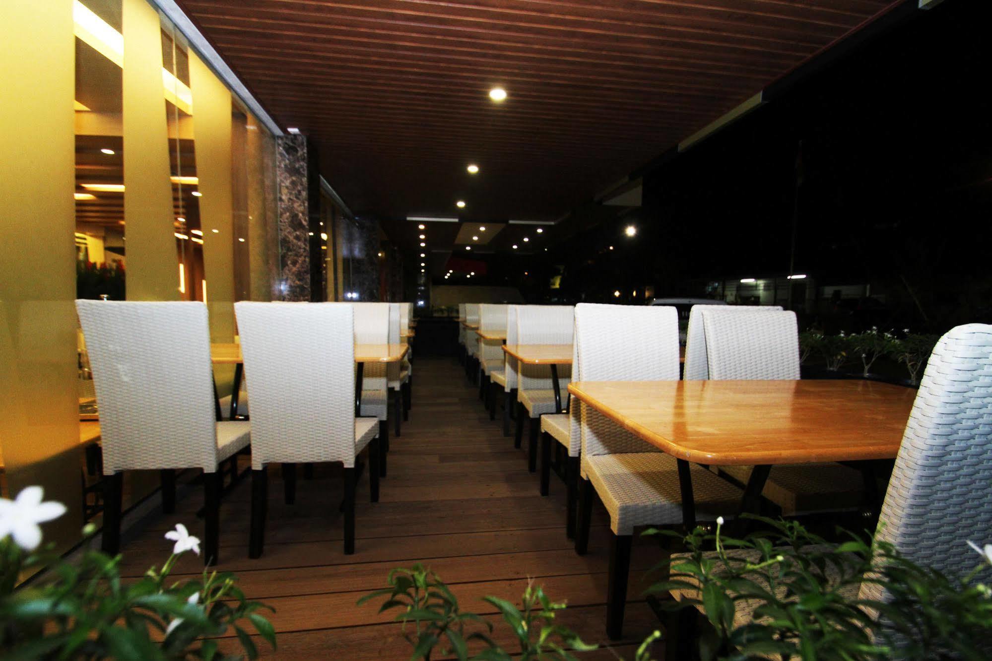 The L Hotel Entertainment Batam Extérieur photo