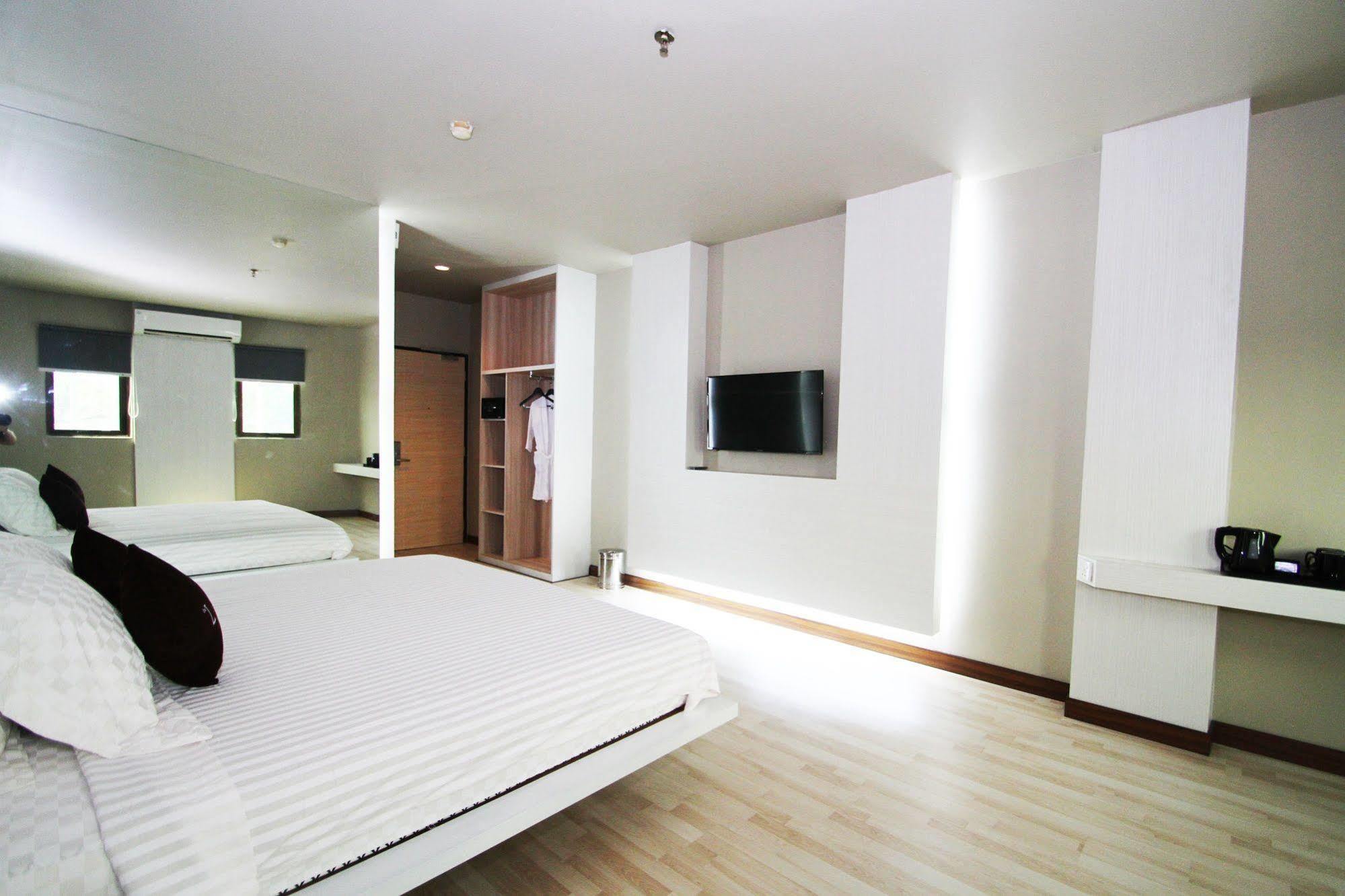 The L Hotel Entertainment Batam Extérieur photo