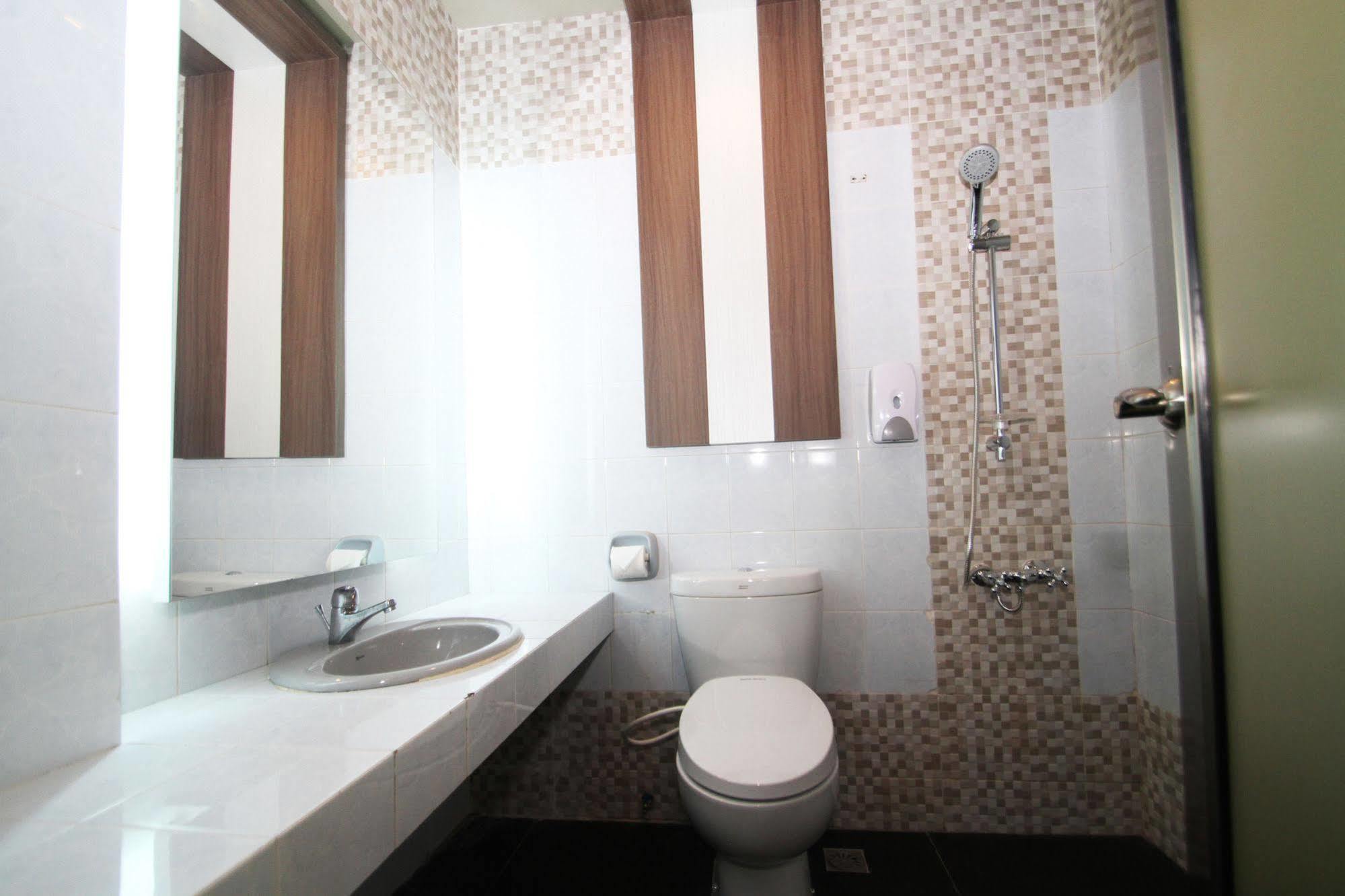 The L Hotel Entertainment Batam Extérieur photo