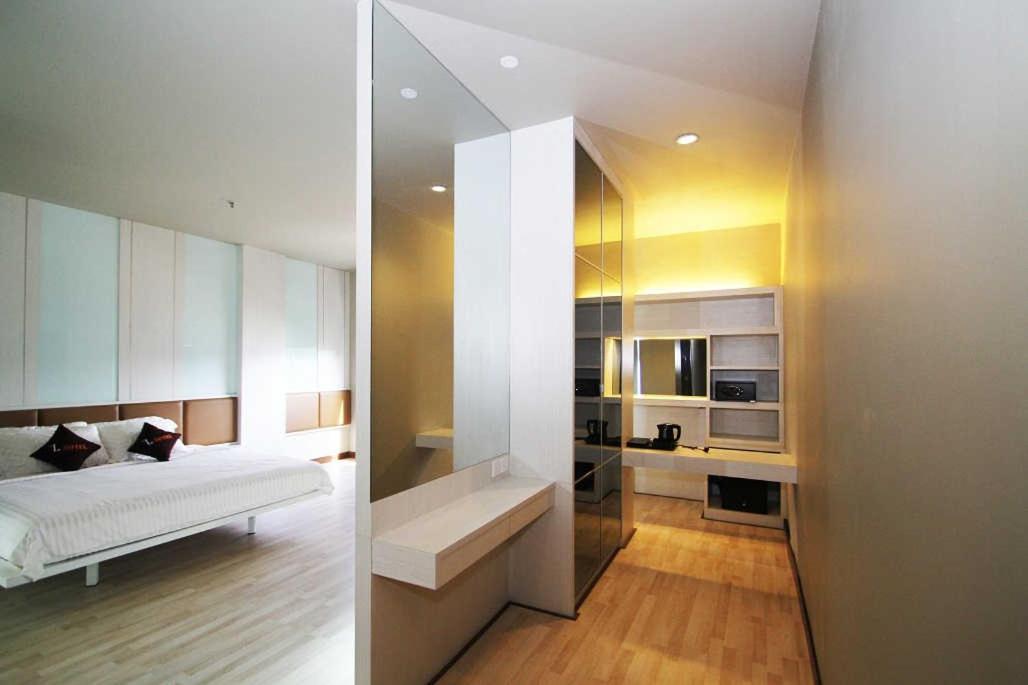 The L Hotel Entertainment Batam Extérieur photo
