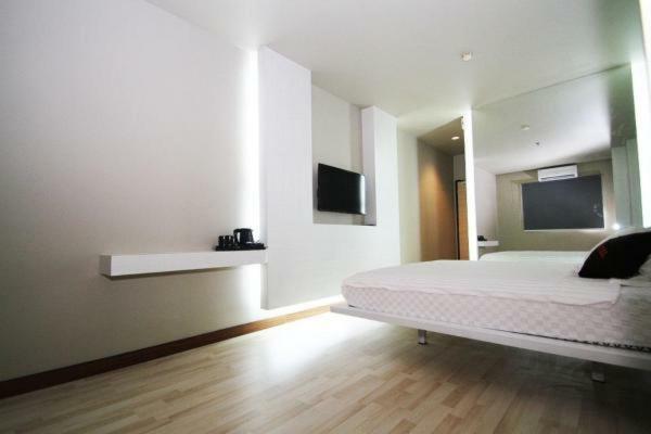 The L Hotel Entertainment Batam Extérieur photo