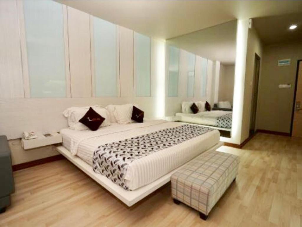 The L Hotel Entertainment Batam Extérieur photo